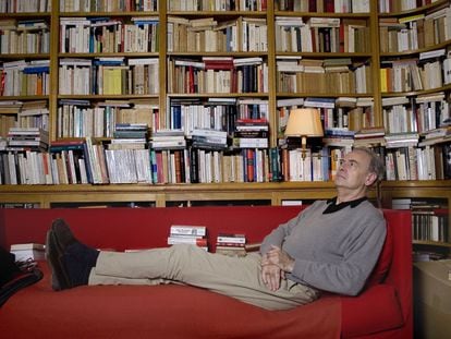Un recorrido por los rostros del resurgir francés. Cinco autores retratados por Daniel Mordzinski. En la imagen: Patrick Modiano, último premio Nobel de Literatura, en su domicilio de París en 2007.