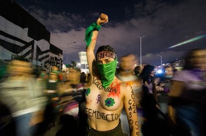 Una participante de la marcha del 8 de marzo en Bogotá.