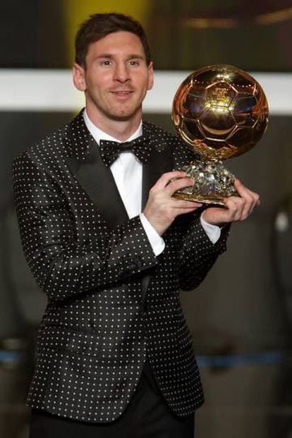 Messi con el Balón de Oro 2012 que recogió en enero de 2013 en Zúrich. Para la ocasión eligió un comentadísimo esmoquin de topos.