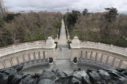 El parque del Retiro, visto desde el mirador del monumento a Alfonso XII; al fondo, el 'Pirulí'.