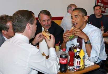 Junio de 2010: Reunión bilateral de Barack Obama y Medvedev, comiendo hamburguesas en Hell’s Kitchen.