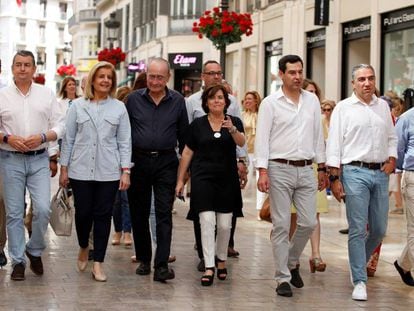 Sáenz de Santamaría, en el centro, pasea con cargos del PP en Málaga.