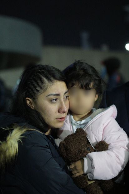 Romina abraza a su madre.