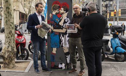 Periodistas italianos ante el cartel de TvBoy.