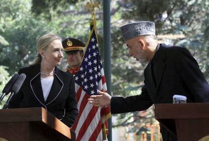 La secretaria de Estado de EE U, Hillary Clinton, y el presidente afgano, Hamid Karzai, en Kabul, Afganist&aacute;n.on