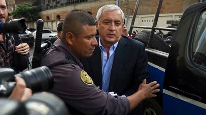El expresidente de Guatemala, Otto Pérez Molina, es escoltado a los juzgados en una imagen de 2016.