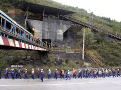 Un momento de la marcha negra de 2010 a su paso por la explotacion minera de Alinos, en Le&oacute;n. 