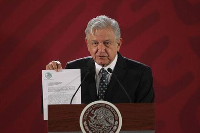 El presidente de México, Andrés Manuel López Obrador, con la iniciativa para cambiar la reforma educativa. 