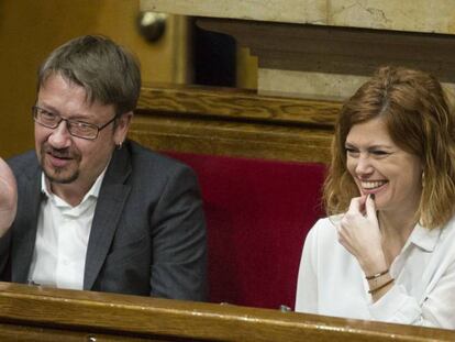 Xavier Domènech, junto a Elisenda Alamany, en el pleno del Parlament.