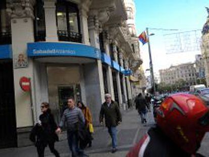 Banco Sabadell y los sindicatos acuerdan retirar el ERTE para 1.420 empleados
