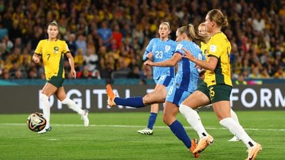 Georgia Stanway remata a portería durante el partido entre Australia e Inglaterra.