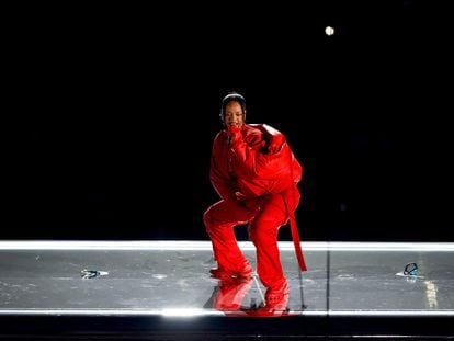 La Riri con las Salomon colaboración con MM6 Maison Margiela actuando en la Superbowl 2023. Supera eso, Rudolf Messner.