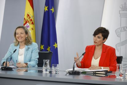 La ministra de Política Territorial y Portavoz del Gobierno, Isabel Rodríguez (d), y la vicepresidenta primera y ministra de Asuntos Económicos, Nadia Calviño (i), durante la rueda de prensa posterior a la reunión del Consejo de Ministros.
