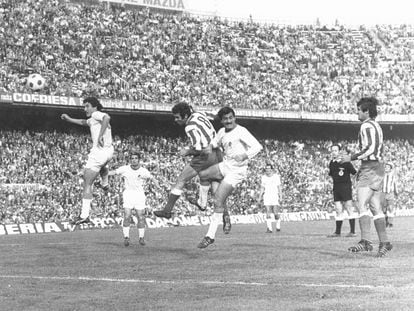 Luis Aragonés marca de cabeza el gol de la victoria ante el Granada en 1973.