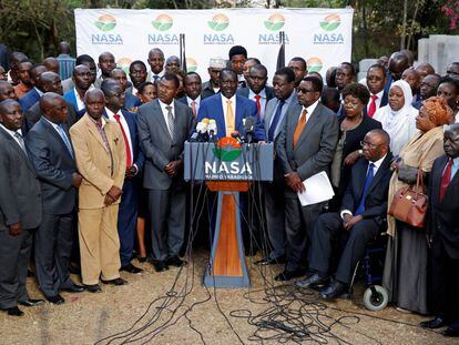 El l&iacute;der de la oposici&oacute;n keniana,  Raila Odinga (centro) anuncia que no se presentar&aacute; a las elecciones del 26 de octubre, en Nairobi este martes. 