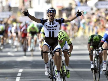 El alem&aacute;n Marcel Kittel celebra su victoria tras cruzar la meta.