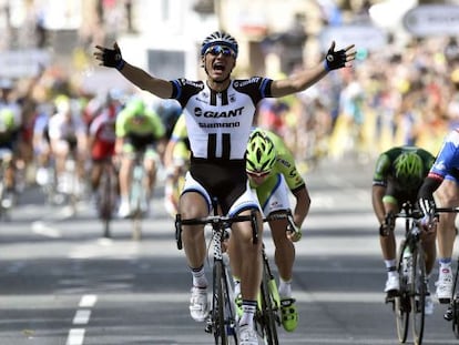 El alemán Marcel Kittel celebra su victoria tras cruzar la meta.