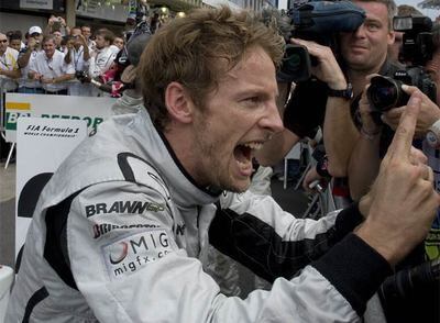 Jenson Button celebra su título mundial.