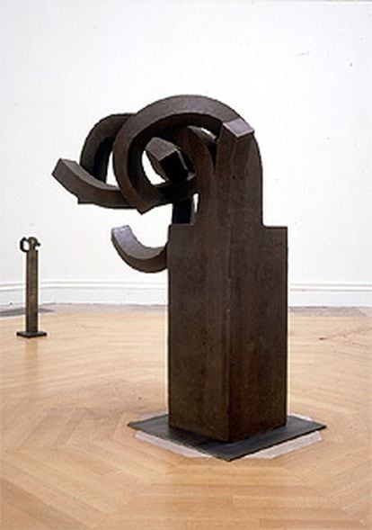 El peine del viento XVII </i><b>(abajo),</b> de Eduardo Chillida, que se exponen en la Royal Academy de Londres.
