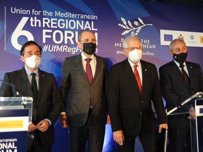 De izquierda a derecha, el ministro de Exteriores, José Manuel Albares; su homólogo jordano, Ayman Safadi; el Alto Representante de la UE, Josep Borrell, y el secretario general de la UPM,  Nasser Kamel.