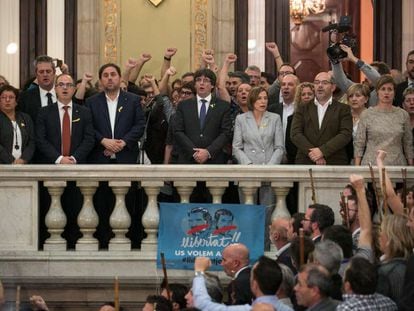 Carles Puigdemont (centro), en el Parlament tras la aprobación de la declaración de independencia de Cataluña, el 27 de octubre de 2017.