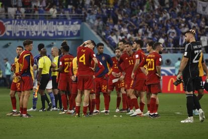 Los jugadores de la selección española tras el final del partido y caer derrotados ante Japón.