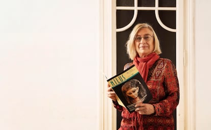 Maite Mascort, en la sede de la Sociedad Catalana de Egiptología con un ejemplar de la revista que editan.