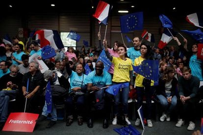 Seguidores de Emmanuel Macron, líder del partido En Marche! y candidato a las elecciones presidenciales francesas, asisten con pancartas y banderas a un mitin en París (Francia), el 1 de mayo de 2017.