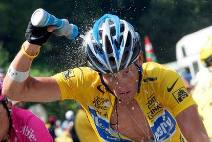 Armstrong durante la ascensión a Saint Lary Soulan en el Tour de 2005.