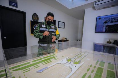 El mayor José Juan Marín, ingeniero militar, enseña el proyecto del complejo aeroportuario en una maqueta.