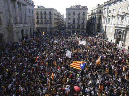 Manifestantes se congregan en la Plaza de Sant Jaume en Barcelona en protesta por el anuncio de aplicación del artículo 155.