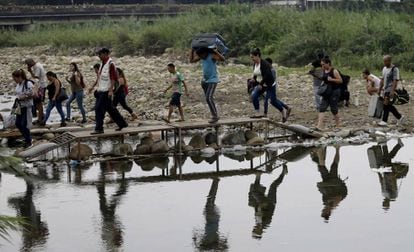 Venezolanos en su trayecto hacia Colombia, en abril.
