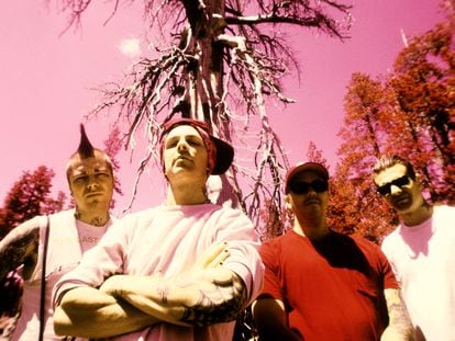 Lars Frederiksen, Tim Armstrong, Brett Reed y Matt Freeman, del grupo punk Rancid, posan en el lago Tahoe (California) en el verano de 1998.