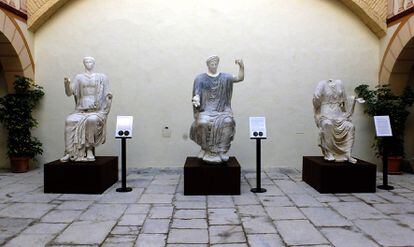 De izquierda a derecha, estatuas sedentes de Claudio, Augusto y Livia, en el Museo Histórico de Baena.