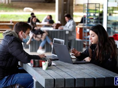 Estudiantes en el campus de la Universidad Autónoma de Barcelona en marzo.