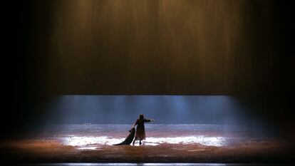 Brünnhilde (Ricarda Merbeth), bajo la lluvia que apaga el fuego final de 'Ocaso de los dioses'.