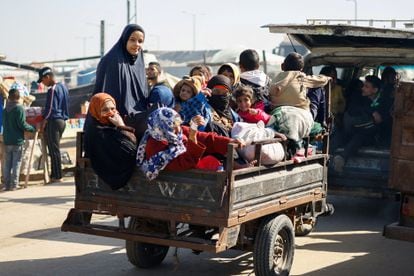 Familias palestinas huyen este lunes de Jan Yunis, la segundad ciudad más poblada de Gaza, por la intervención militar israelí.


    