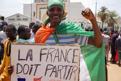 Un manifestante muestra una pancarta en la que se lee "Francia debe irse" durante unas protestas este domingo en Niamey.