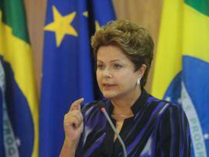 La presidenta de Brasil Dilma Rousseff (c), ofrece declaraciones a la prensa junto a los presidentes de la Comisión Europea, José Manuel Durao Barroso, y del Consejo Europeo, Herman Van Rompuy, en el Palacio de Planalto en Brasilia, durante la Sexta Cumbre Unión Europea-Brasil. Brasil y la UE.