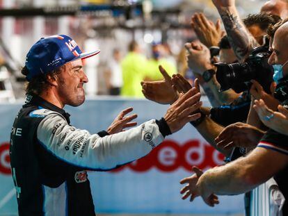 Fernando Alonso celebra con su equipo el podio en el Gran Premio de Qatar.