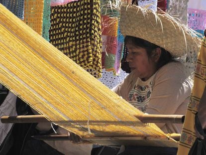 Una artesana teje en un telar en Penjamo (Guerrero). 