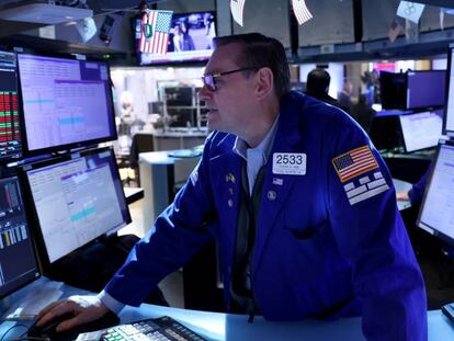 Un trader en la New York Stock Exchange (NYSE).