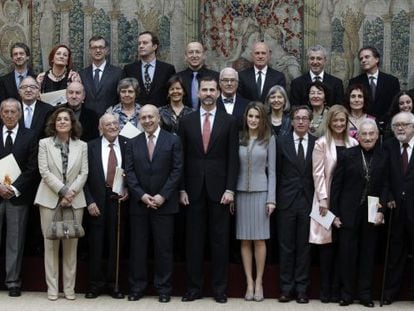 Foto oficial de los galardonados con los premios nacionales 2011 y 2012. En el centro los Príncipes de Asturias, Felipe y Letizia, junto al ministro de Cultura, José Ignacio Wert.