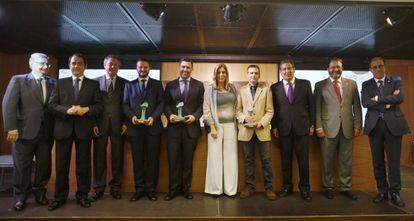 Los premiados, junto a la presidenta de la Junta andaluza, Susana D&iacute;az.