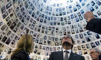 Artur Mas y su esposa, Helena Rakosnik, durante la visita al Mueso del Holocausto