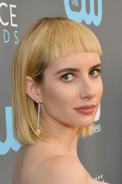 La característica de este flequillo es que juega en diferentes alturas sobre la frente, pero siempre dejando las cejas al descubierto. Emma Roberts es otra de las celebrities que se ha dejado ver con este corte de pelo, 'a tazón'.