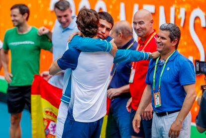 Alcaraz se abraza con Ferrero en presencia de su padre, a la derecha.