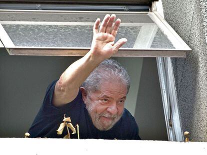 Lula da Silva saluda desde la sede del Partido de los Trabajadores.