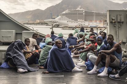 Cuando el 'Cantabria' arriba a Palermo se ve un crucero en el puerto. Blanco e inmenso. Y el contraste con los rostros oscuros de los recién llegados se queda flotando en el ambiente como una pregunta dolorosa que remite al origen del drama: esa gran brecha entre dos mundos que ha llenado el Mediterráneo de pateras, misiones militares y civiles y ONG. Y lo ha convertido en el mayor cementerio de migrantes del planeta: más de 33.000 han perdido la vida desde el año 2000.