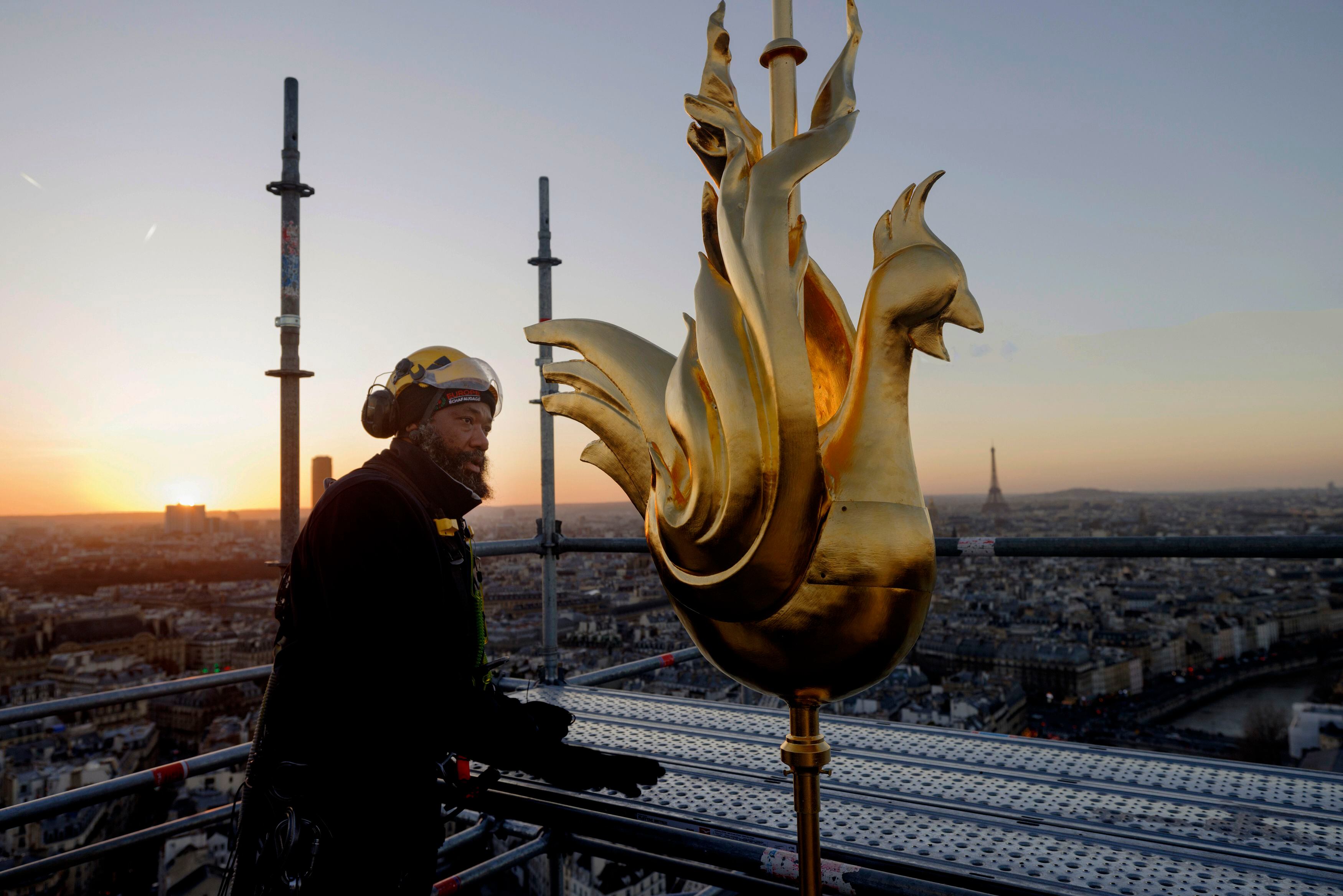 16 de diciembre de 2023: colocación del nuevo gallo dorado que corona la flecha central de Notre Dame.